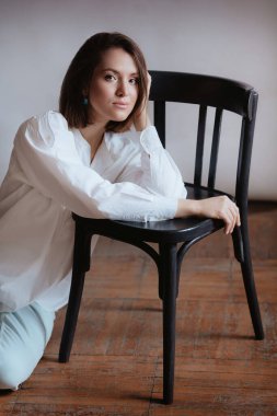 Kıyafetlerin şık bir kombinasyonu olan bir kız. Mavi ve beyaz. Doğal renkler. 2021 trendi. Doğal kadın güzelliği.