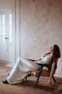 Havalı bahar kıyafetleri giymiş bir kız. Doğal renkler. 2021 trendi. Doğal kadın güzelliği.