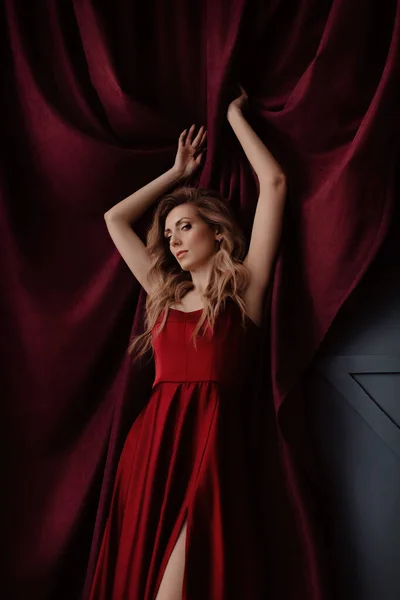 Splendida Donna Con Vestito Rosso Scuro Colori Naturali Tendenza Del — Foto Stock