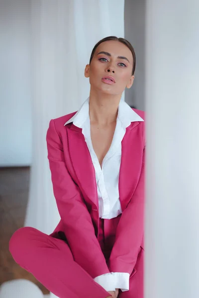 Dívka Růžovém Obleku Obchodní Styl Trend Roku2021 Přírodní Ženská Krása — Stock fotografie