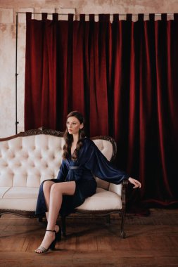 Sıradan giysiler içinde güzel bir genç kızın fotoğrafı. 2021 trendi. Doğal kadın güzelliği. Gençlerin giysi tarzı, aynı görünüş.. 