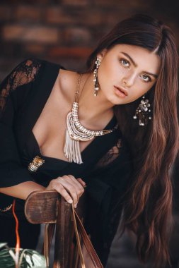 Tropikal bitkilerle güzel bir genç kızın portresi. Doğal kadın güzelliği