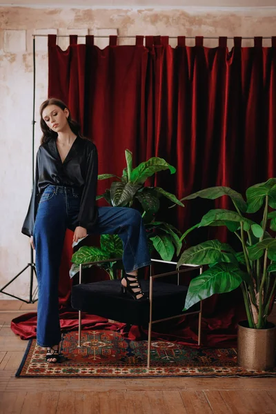 Menina Adolescente Bonita Escuro Com Plantas Tropicais Decoração Natural Tendência — Fotografia de Stock