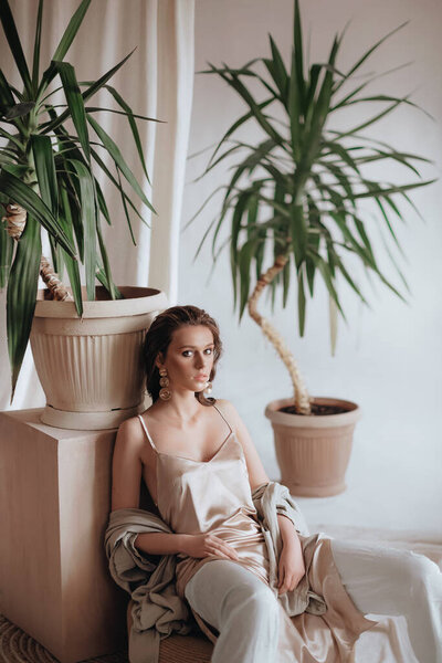 Девочка-подросток среди тропических растений. Естественные цвета. Тренд 2021 года. Женская красота.