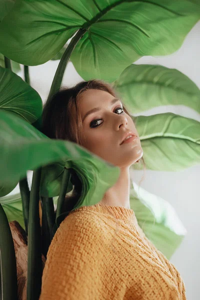 Chica Adolescente Entre Las Plantas Tropicales Colores Naturales Tendencia 2021 —  Fotos de Stock