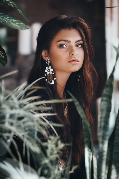 Retrato Bela Menina Adolescente Com Plantas Tropicais Beleza Feminina Natural — Fotografia de Stock