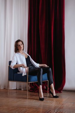 Sıradan giysiler içinde güzel bir genç kızın fotoğrafı. 2021 trendi. Doğal kadın güzelliği.