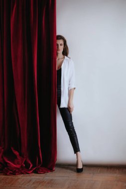 Sıradan giysiler içinde güzel bir genç kızın fotoğrafı. 2021 trendi. Doğal kadın güzelliği.