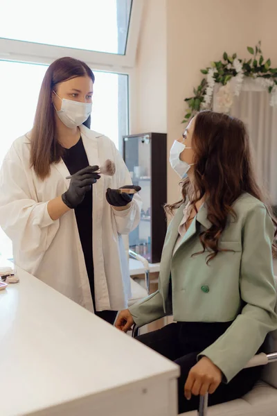 化妆师戴着防护面罩和手套在室内和女人一起工作 Covid 19大流行病期间的预防措施 Coronavirus防暴概念 — 图库照片