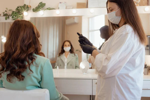 Truccatore Maschera Protettiva Guanti Che Lavorano Con Donna All Interno — Foto Stock