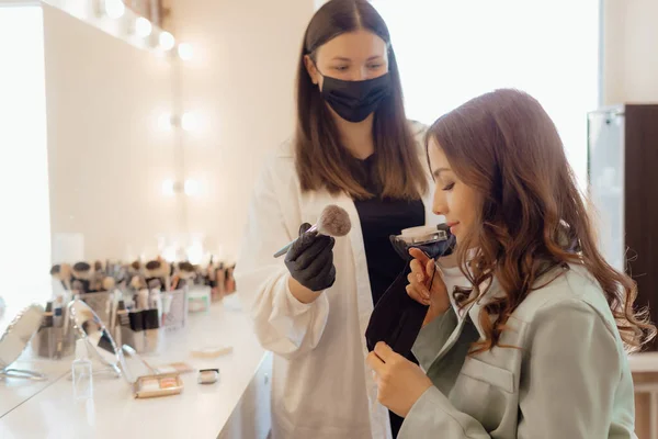 Maquillaje Artista Máscara Protectora Guantes Trabajando Con Mujer Interiores Medidas — Foto de Stock