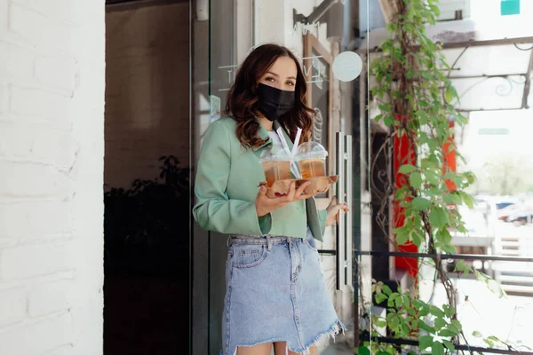 Foto Stock Hermosa Chica Máscara Con Café Para Llevar Café — Foto de Stock