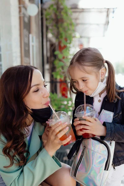 Foto Stock Mãe Filha Pequena Com Takeaway Bebidas Café Abrir — Fotografia de Stock