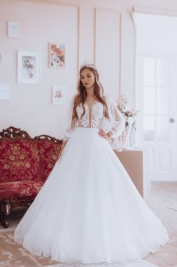 Enfes bir iç güzellikte, beyaz elbiseli, açık renk makyajlı güzel bir gelin. 