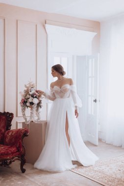 Zarif bir iç güzellikte beyaz elbiseli, açık renk makyajlı güzel bir gelin. 