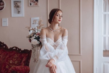 Zarif bir iç güzellikte beyaz elbiseli, açık renk makyajlı güzel bir gelin. 