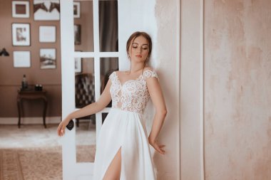 Zarif bir iç güzellikte beyaz elbiseli, açık renk makyajlı güzel bir gelin. 