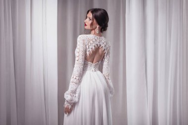 Zarif bir iç güzellikte beyaz elbiseli, açık renk makyajlı güzel bir gelin. 