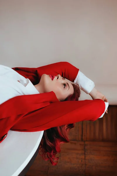 Πανέμορφη Γυναίκα Κομψό Κόκκινο Κοστούμι Κόκκινα Μαλλιά Φυσική Γυναικεία Ομορφιά — Φωτογραφία Αρχείου