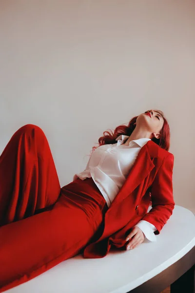 Prachtige Vrouw Een Elegant Rood Pak Met Rood Haar Natuurlijke — Stockfoto