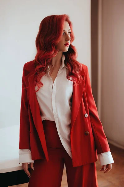 Superbe Femme Dans Élégant Costume Rouge Aux Cheveux Roux Beauté — Photo