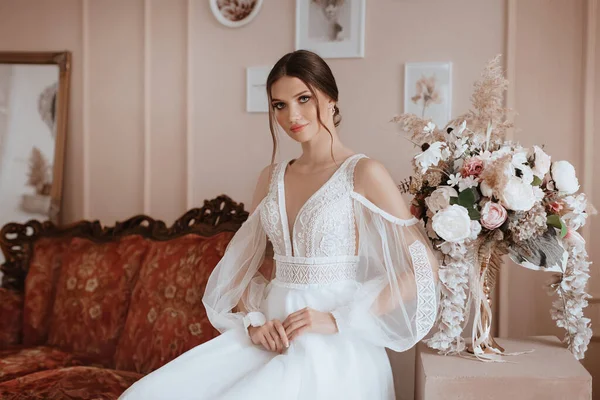 Hermosa Novia Morena Con Maquillaje Ligero Vestido Blanco Exquisito Interior — Foto de Stock