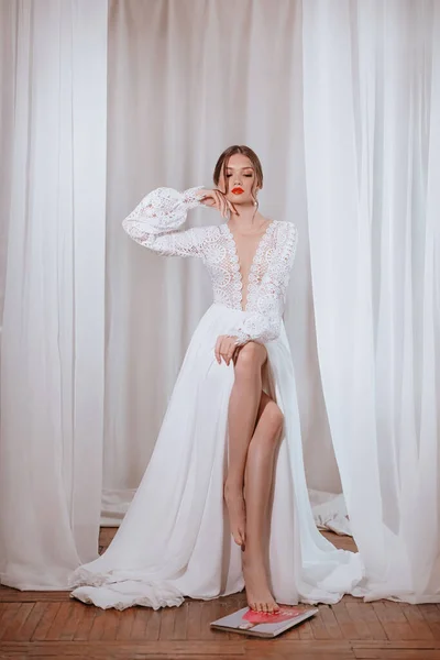 Bella Sposa Bruna Con Trucco Leggero Abito Bianco Interno Squisito — Foto Stock