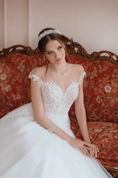 Mooie Brunette Bruid Met Lichte Make Witte Jurk Een Prachtig — Stockfoto