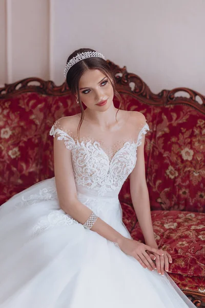 Красивая Невеста Легким Макияжем Белом Платье Изысканном Интерьере — стоковое фото
