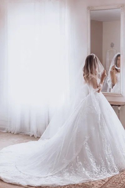 Bela Noiva Jovem Com Maquiagem Leve Vestido Branco Interior Requintado — Fotografia de Stock