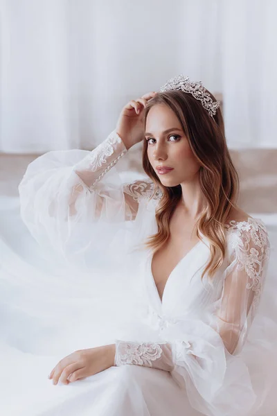 Bella Giovane Sposa Con Leggero Make Abito Bianco Interno Squisito — Foto Stock