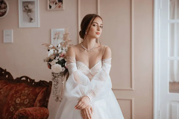 Schöne Braut Mit Leichtem Make Weißem Kleid Einem Exquisiten Interieur — Stockfoto