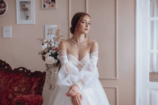 Hermosa Novia Con Maquillaje Ligero Vestido Blanco Exquisito Interior — Foto de Stock