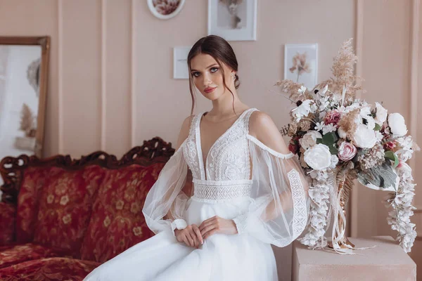 Hermosa Novia Con Maquillaje Ligero Vestido Blanco Exquisito Interior — Foto de Stock