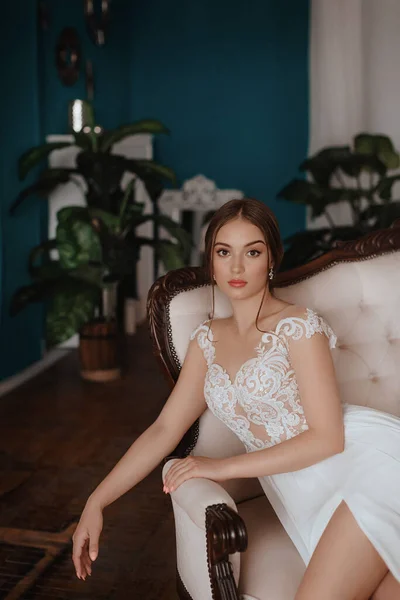 漂亮的新娘 妆容淡淡的 内饰精致的白衣 — 图库照片