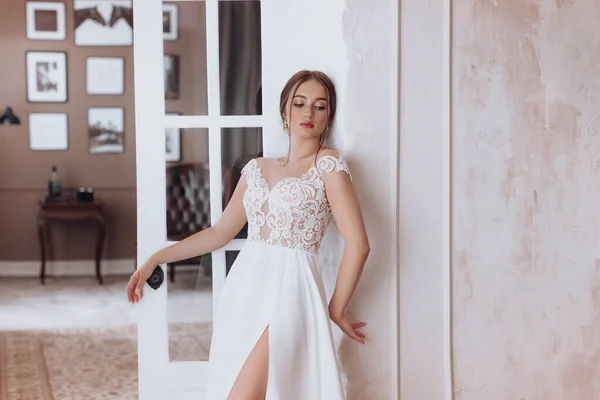 Hermosa Novia Con Maquillaje Ligero Vestido Blanco Exquisito Interior —  Fotos de Stock