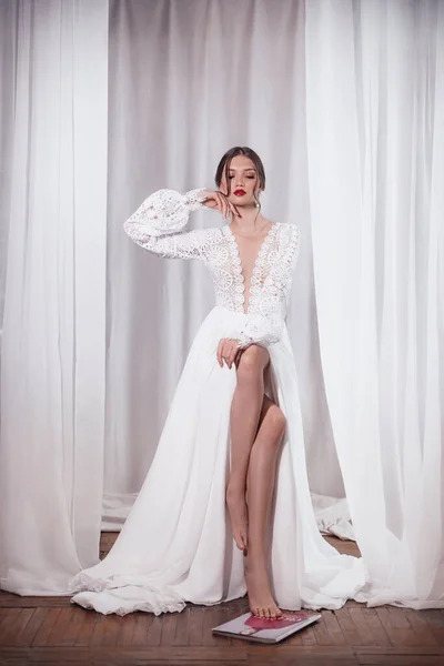 絶妙なインテリアで白いドレスで光化粧と美しい花嫁 — ストック写真