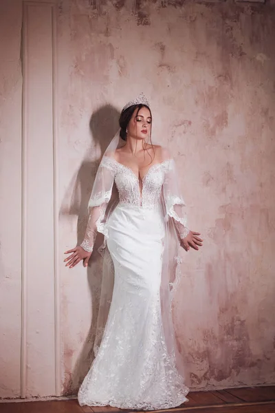 Όμορφη Νύφη Ελαφρύ Make Λευκό Φόρεμα Ένα Εξαίσιο Εσωτερικό — Φωτογραφία Αρχείου