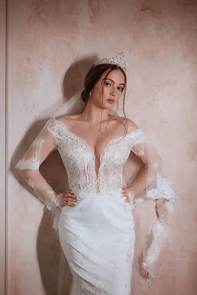 絶妙なインテリアで白いドレスで光化粧と美しい花嫁 — ストック写真