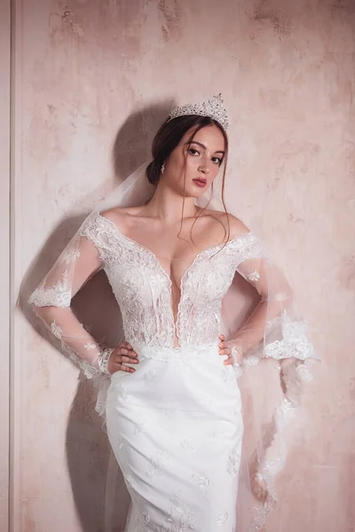 Schöne Braut Mit Leichtem Make Weißem Kleid Einem Exquisiten Interieur — Stockfoto