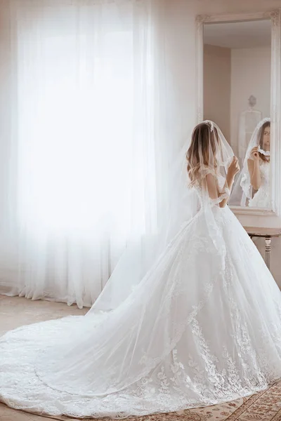 Красивая Брюнетка Невеста Легким Макияжем Белом Платье Изысканном Интерьере — стоковое фото