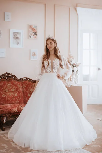 Hermosa Joven Novia Con Maquillaje Ligero Vestido Blanco Exquisito Interior —  Fotos de Stock