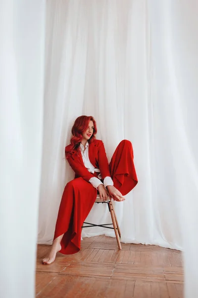 Mulher Linda Terno Vermelho Elegante Com Cabelo Vermelho Cores Naturais — Fotografia de Stock