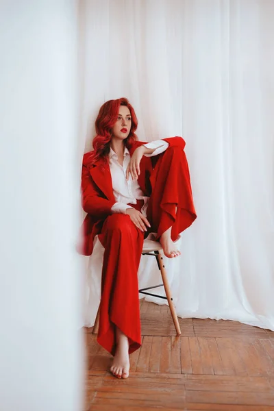 Πανέμορφη Γυναίκα Κομψό Κόκκινο Κοστούμι Κόκκινα Μαλλιά Φυσικά Χρώματα Φυσική — Φωτογραφία Αρχείου
