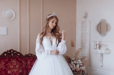 Enfes bir iç güzellikte, beyaz elbiseli, açık renk makyajlı güzel bir gelin. 