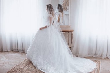 Arka planda gelinlik giymiş güzel gelin.