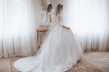 Enfes bir iç güzellikte, beyaz elbiseli, açık renk makyajlı güzel bir gelin. 