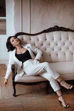 Zarif beyaz takım elbiseli muhteşem bir kadın. Doğal renkler. Doğal kadın güzelliği.