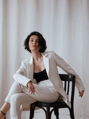 Zarif beyaz takım elbiseli muhteşem bir kadın. Doğal renkler. Doğal kadın güzelliği.