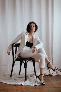 Zarif beyaz takım elbiseli muhteşem bir kadın. Doğal renkler. Doğal kadın güzelliği.